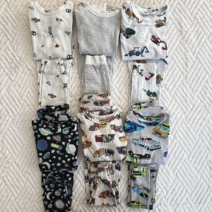 Gap Kids 2 Piece Pajamas - 6 sets in play condition - 5 years / 5T